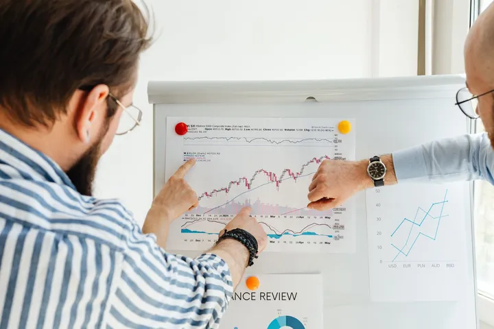 A team reviewing charts and data visualisations together — Avaib