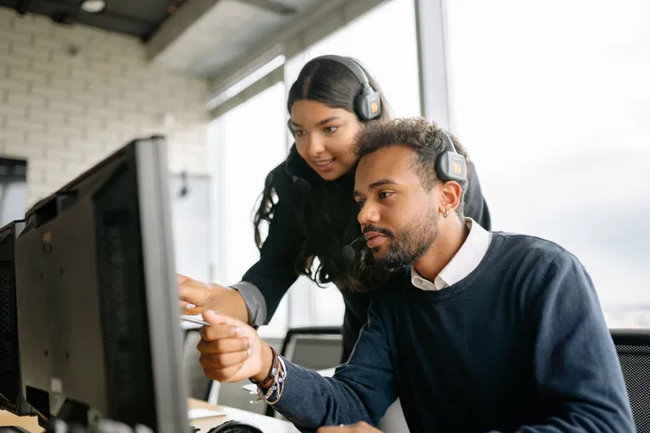 A customer support agent helping a customer on a headset — Avaib