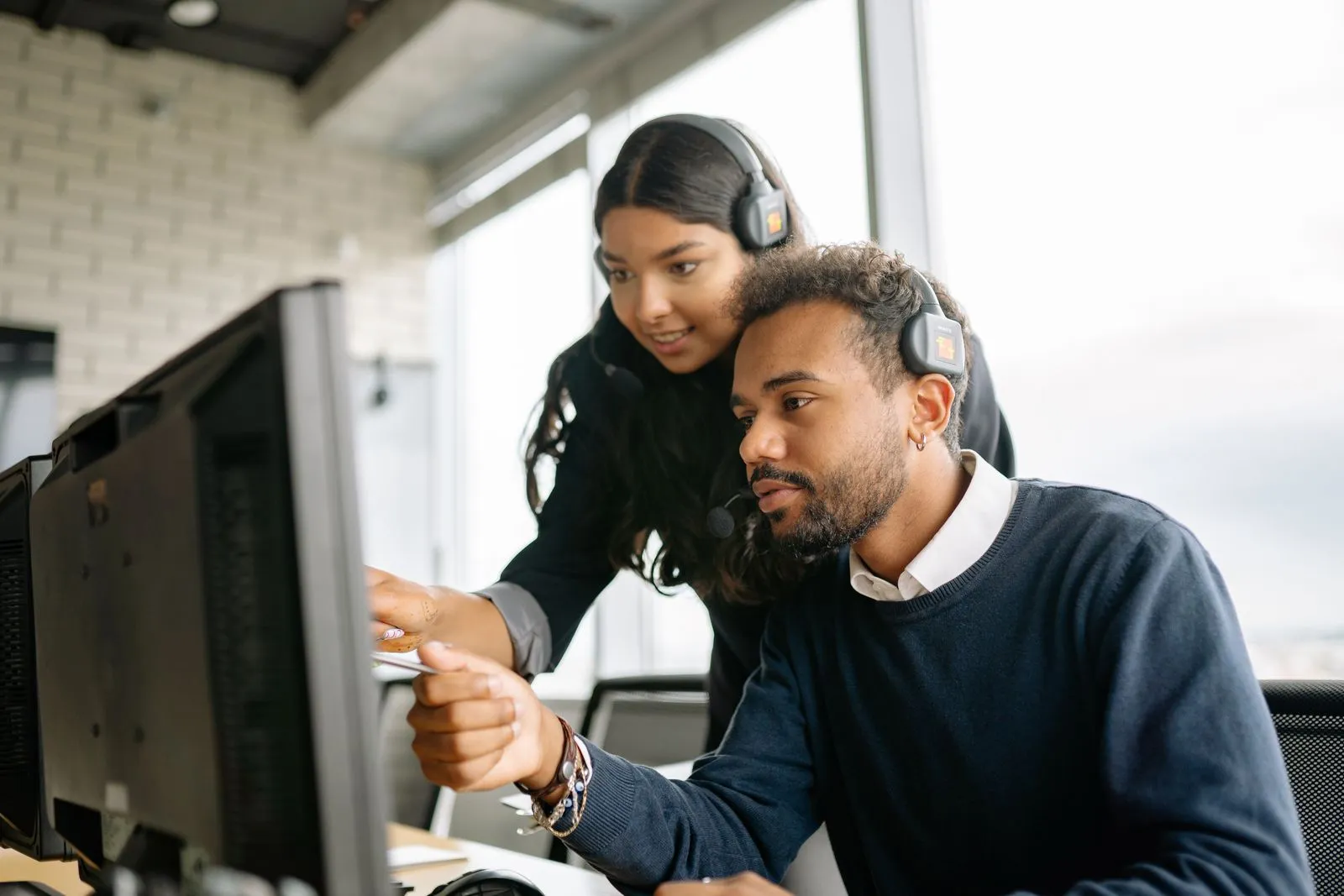 An automated customer support agent answering tickets