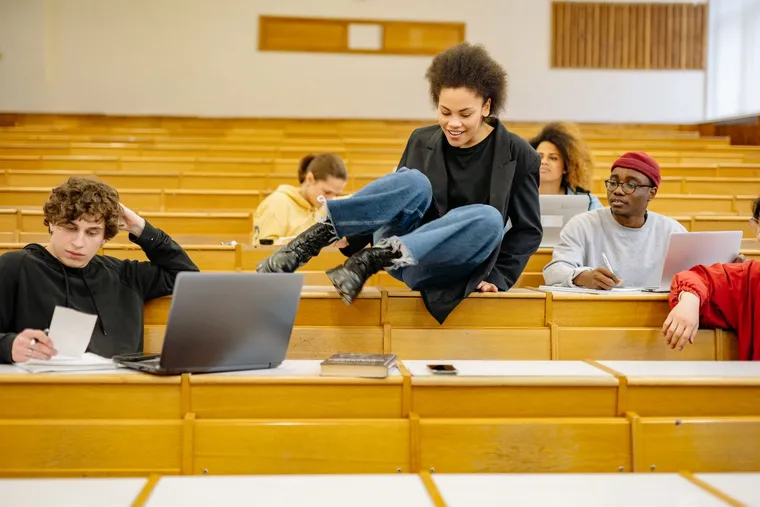 Students in a university lecture hall — Avaib