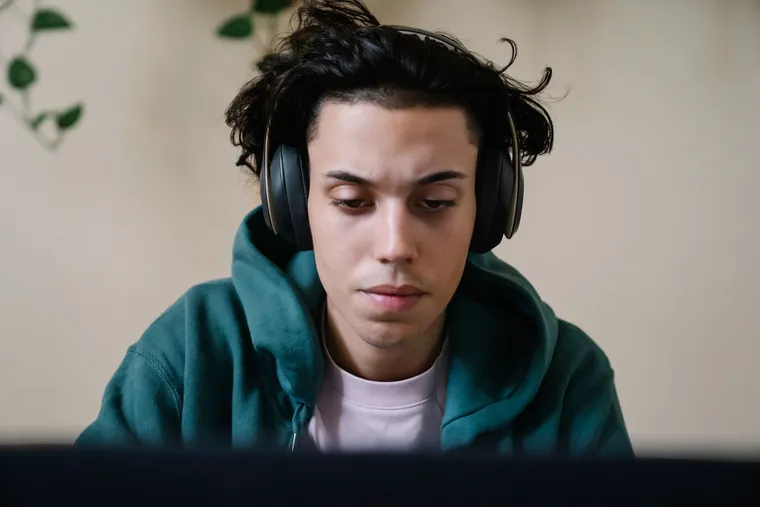 A student learning online with headphones and a laptop — Avaib