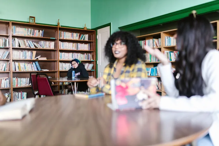 Students studying together in a library — Avaib