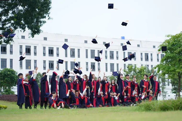 Graduating students celebrating on campus — Avaib