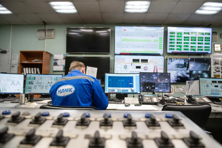 An engineer monitoring a factory dashboard on screen — Avaib