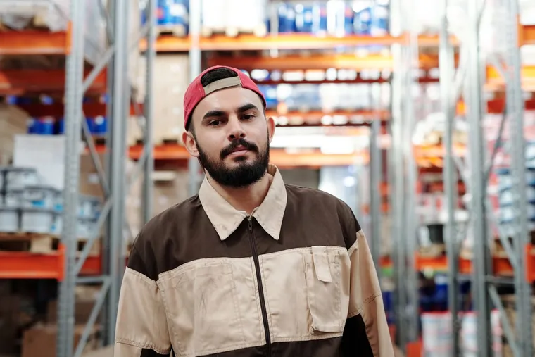 Stock and materials organised on stockroom shelves — Avaib