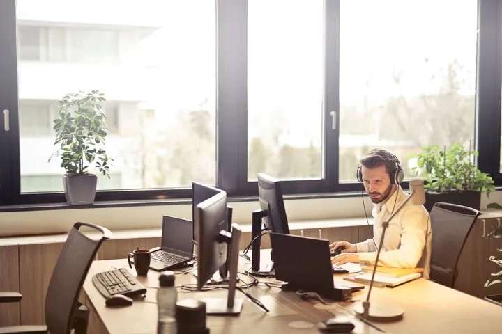 A senior support engineer responding to a live application ticket at a desk — Avaib
