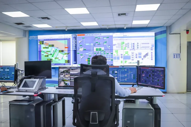 A supply-chain control room with monitoring screens — Avaib