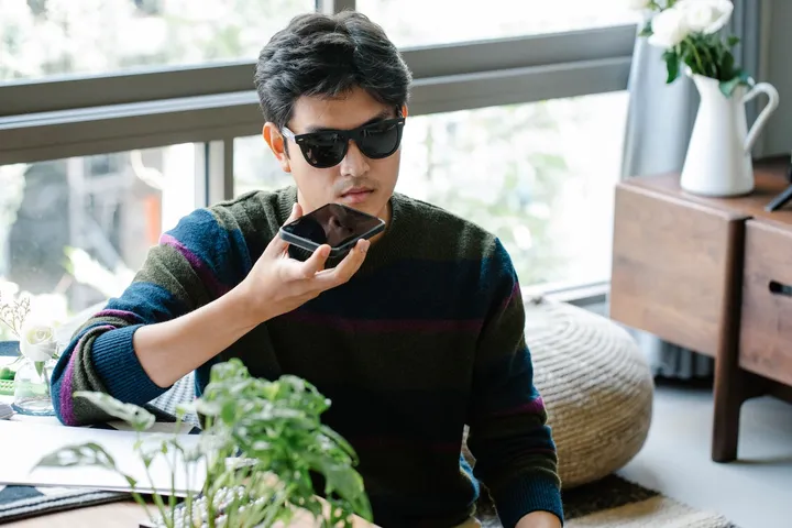 A person using a voice assistant on the phone — Avaib AI voice agents