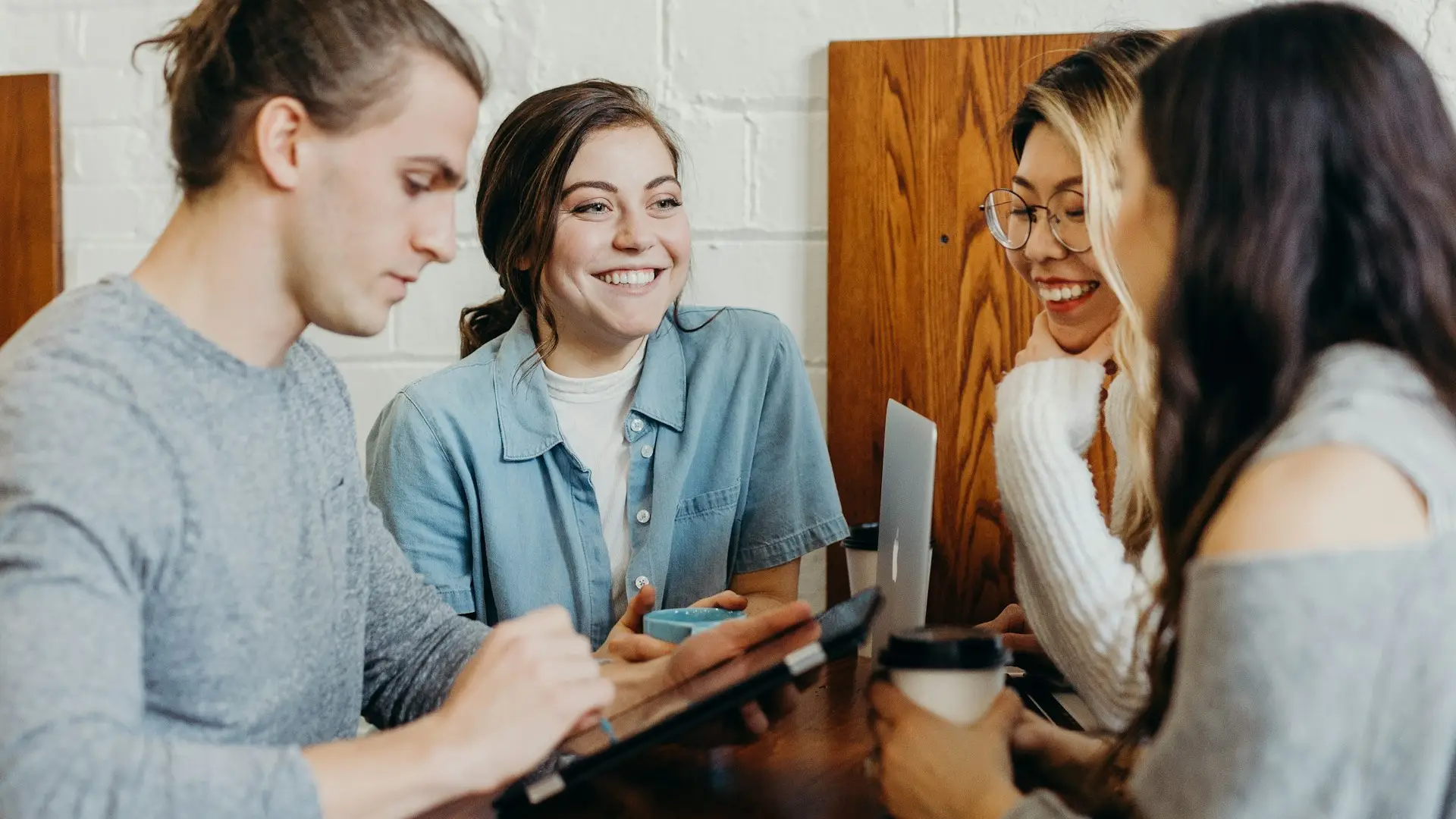 Advisors in a strategy meeting — Avaib AI consulting