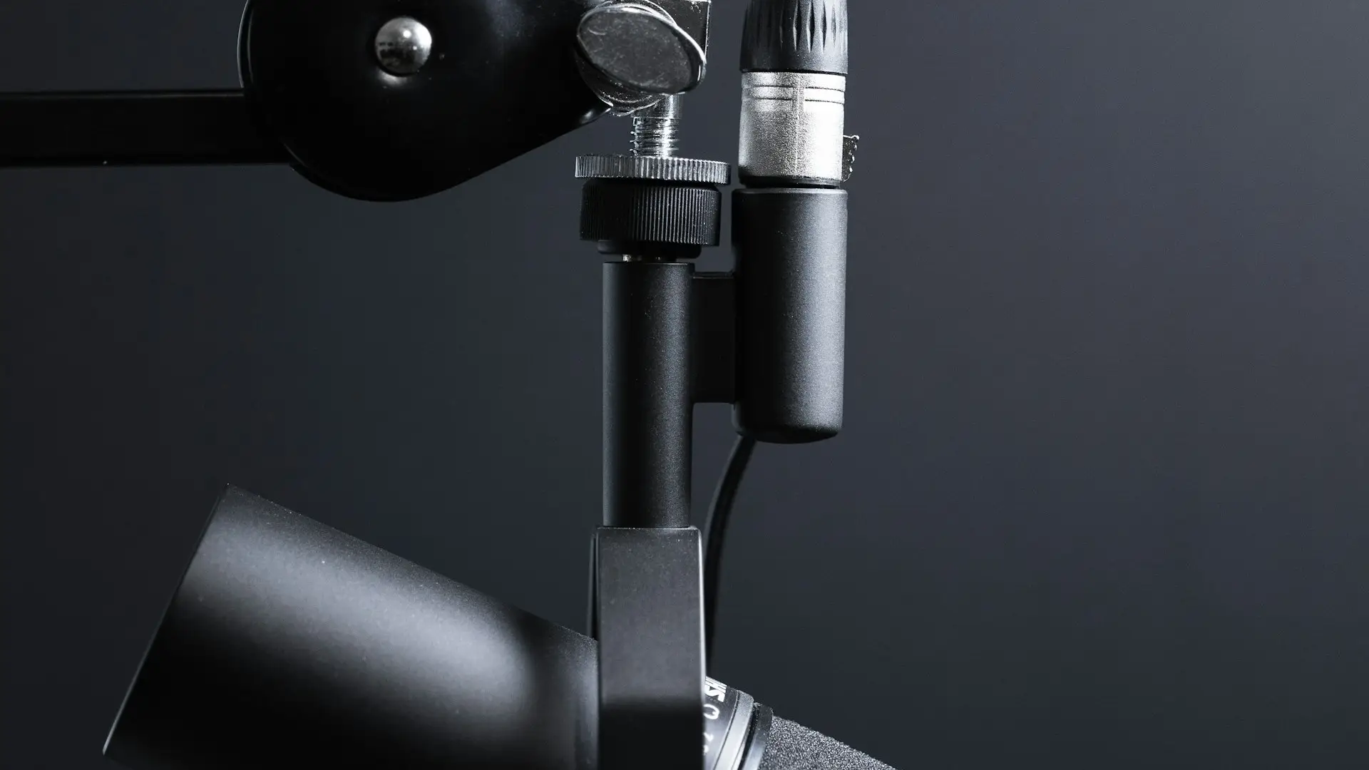 A microphone and sound waves — Avaib AI voice agents
