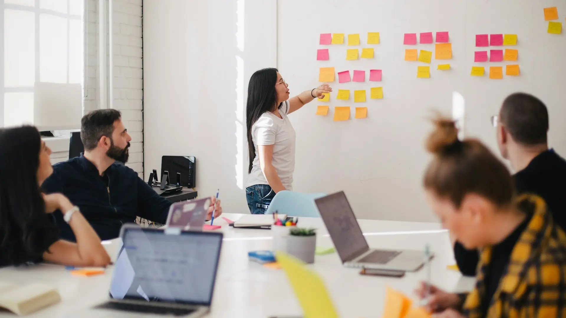 Consultants mapping a business process — Avaib business-process consulting