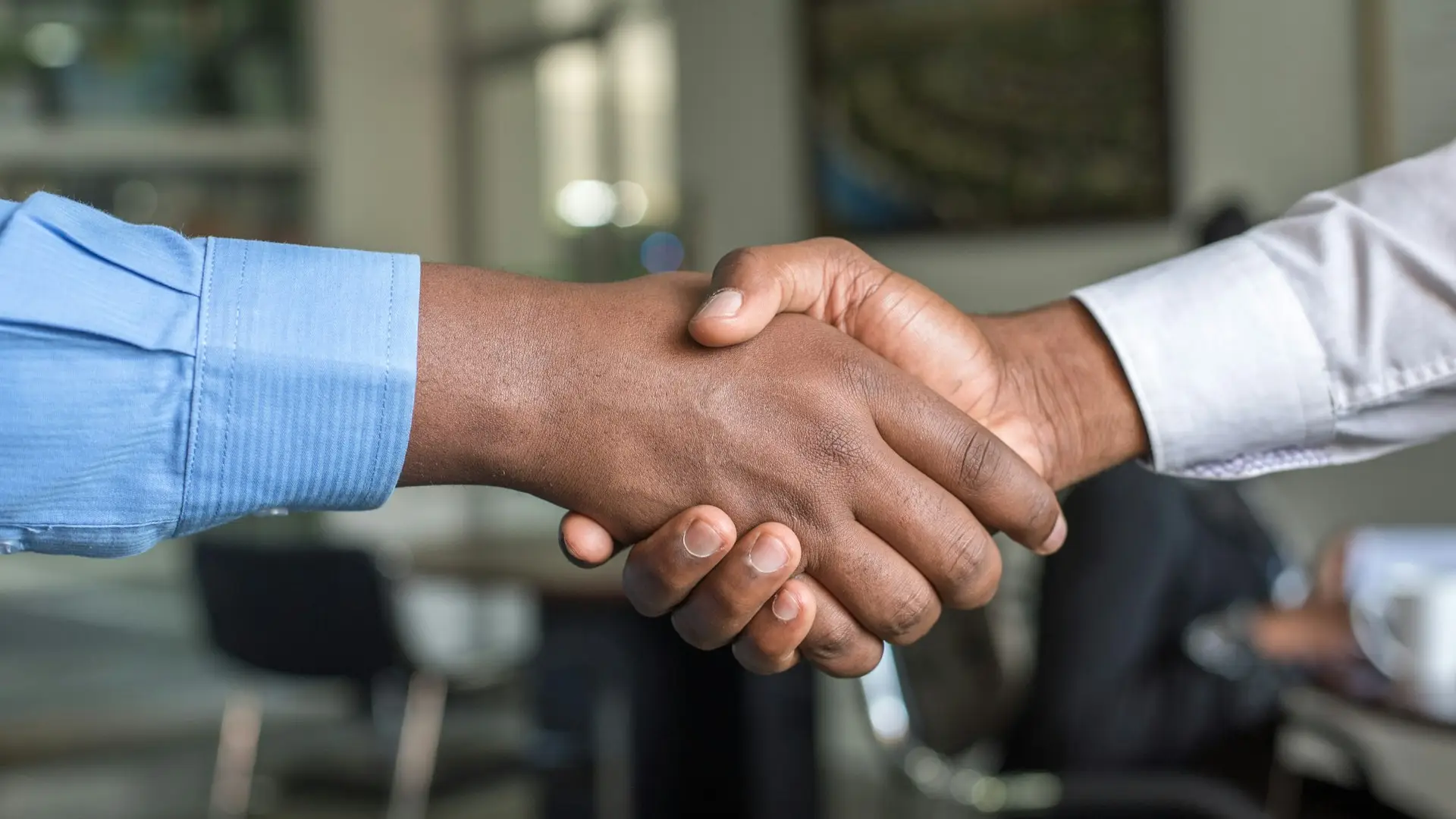 A handshake over a hiring agreement — Avaib partner for recruiters
