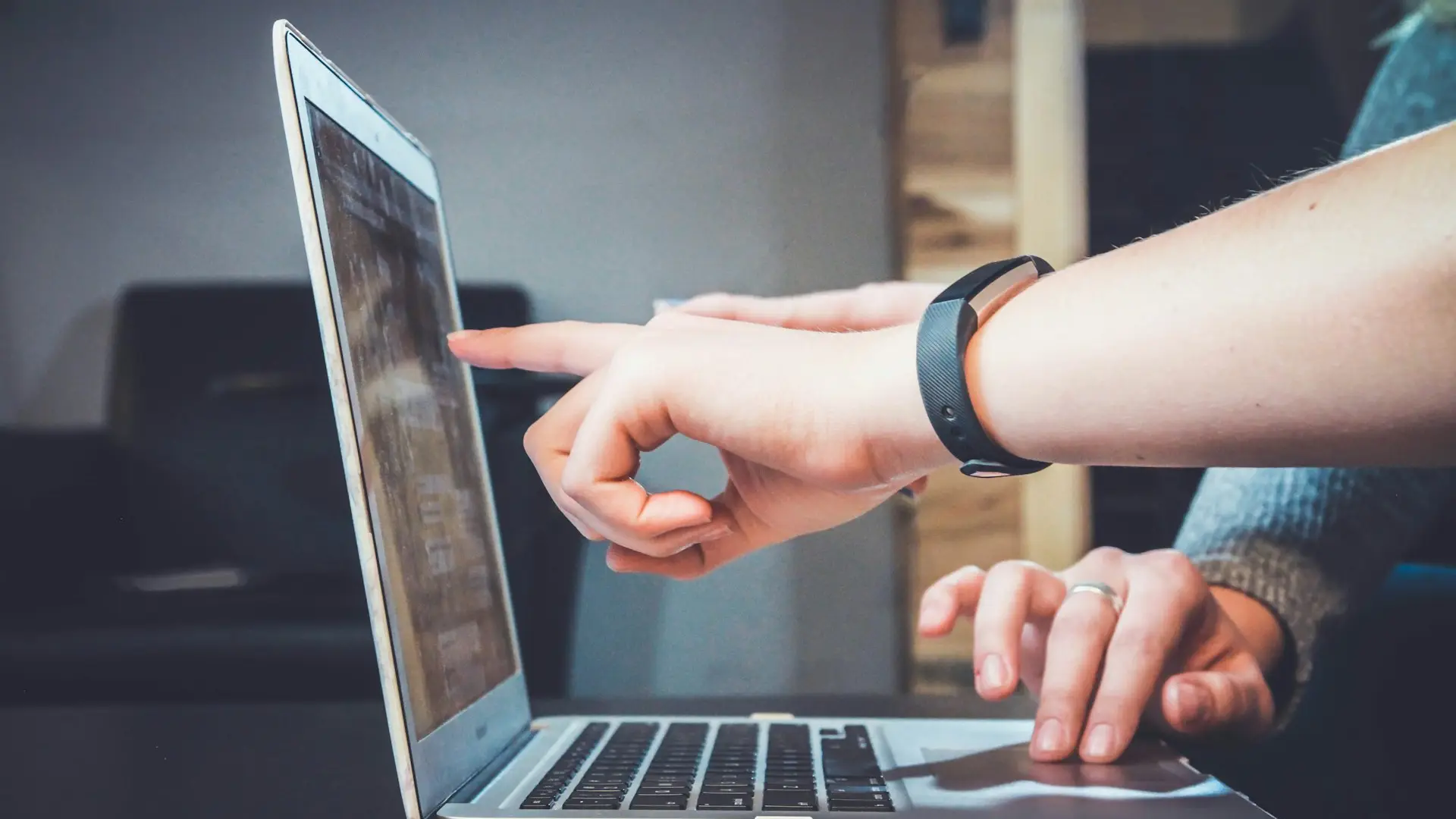 Support engineer at a workstation — Avaib support and QA